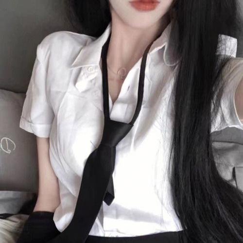 随盲柳入眠的女人